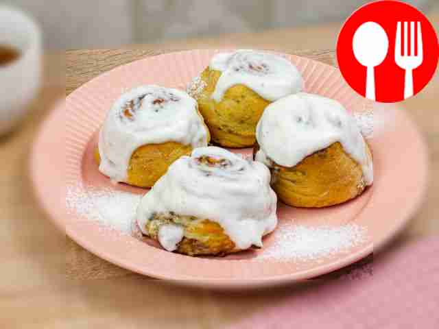 Mini Cinnabons with curd cheese on water