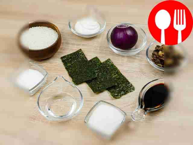 Промойте шампиньоны и обсушите их. Очистите...