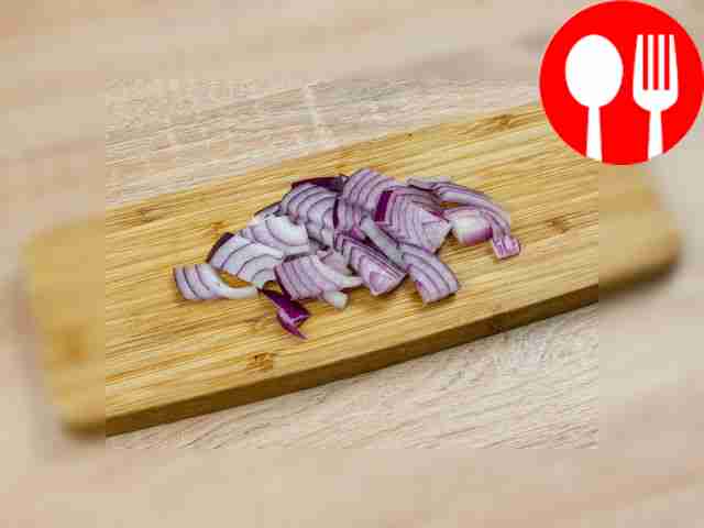 Приступим к начинке. Половину красного лука...