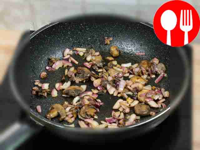 Разогрейте растительное масло в сковороде....