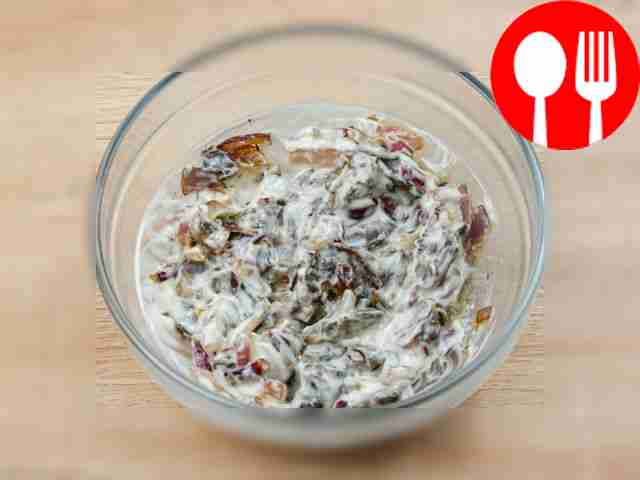 Переложите обжаренный лук и грибы в небольшую...