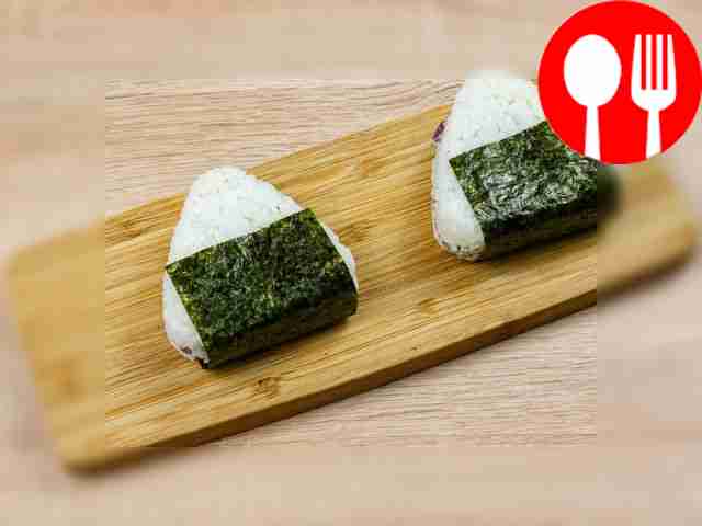 Поверх начинки добавьте ещё 70 г риса....