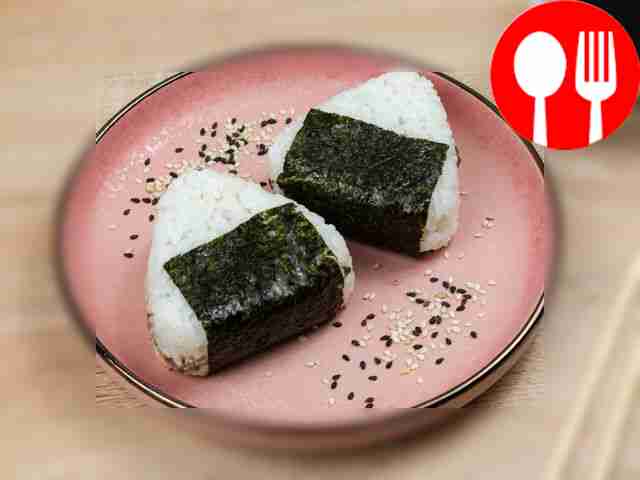 Онигири с шампиньонами и луком