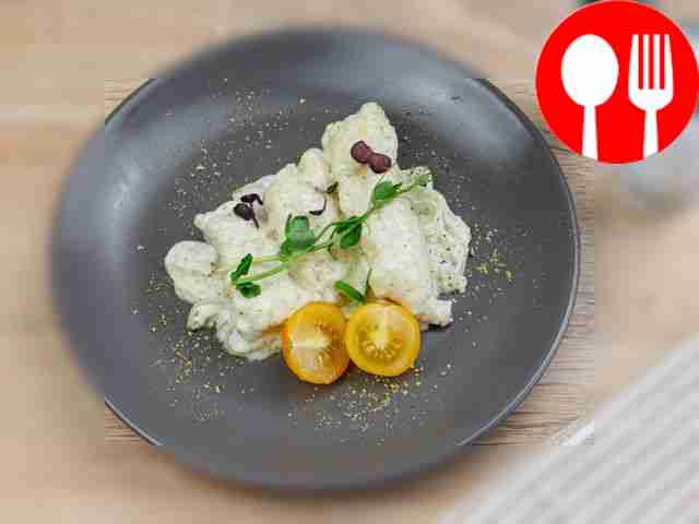 Pike perch in a slow cooker with sour cream sauce