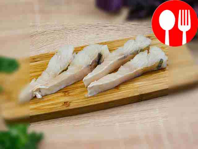 Порежьте филе судака на небольшие ломтики.