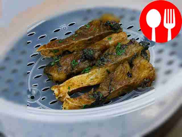 Разложите маринованного судака по корзине...