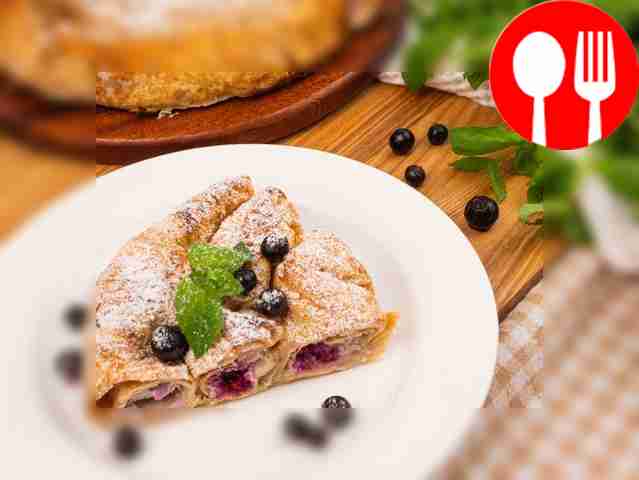 Curd snail from lavash with black currants