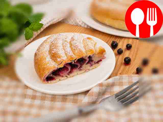 Snail pie with currant filling