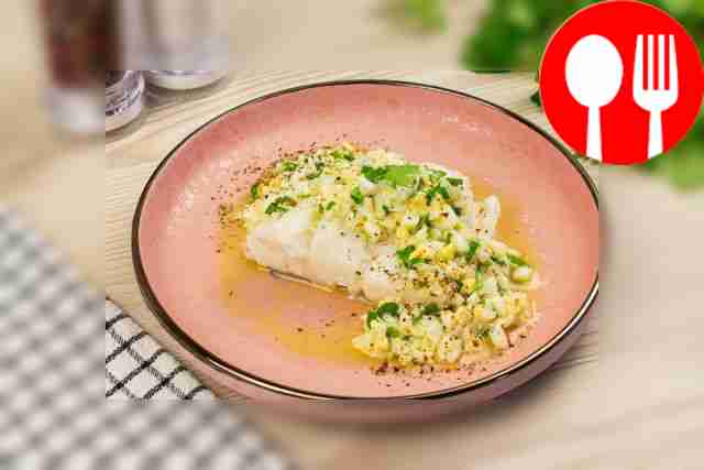 Отварной судак под польским соусом