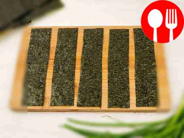 Cut the nori sheet into 3 x 8 centimeter strips.