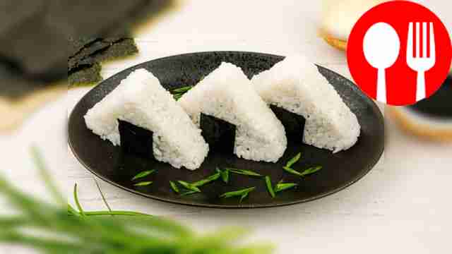 Онигири с консервированным тунцом