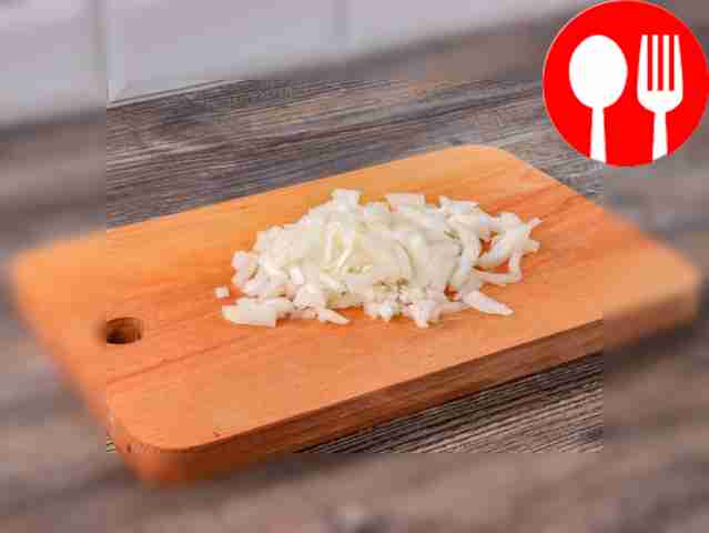 Prepare the filling. Chop the onion finely.