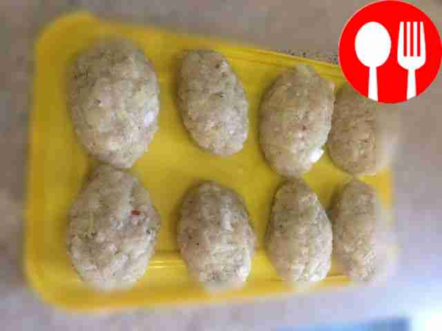 Pike cutlets with lard and garlic