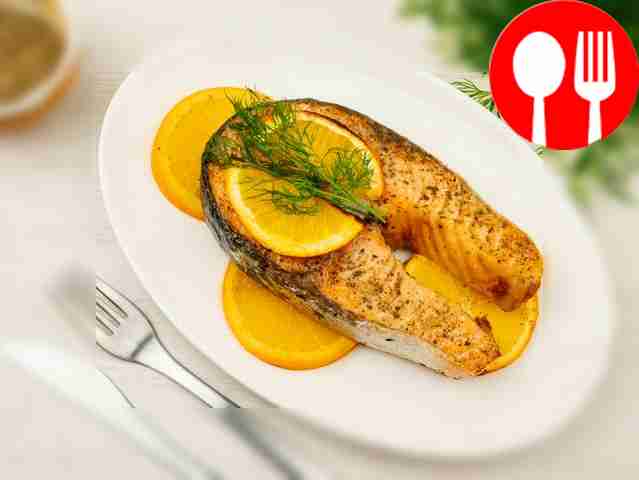 Salmon baked with oranges