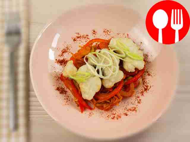 Судак с овощами