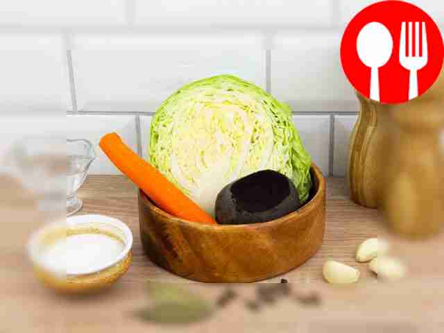 Срежьте с капусты верхние грязные и вялые...