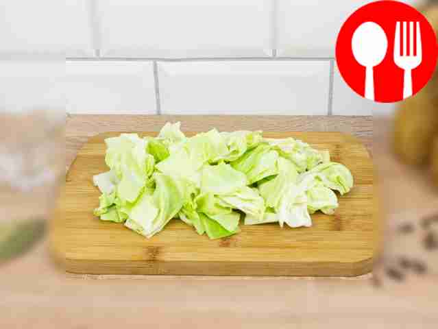 Капусту нарежьте кусочками, посыпьте пол-ложки...
