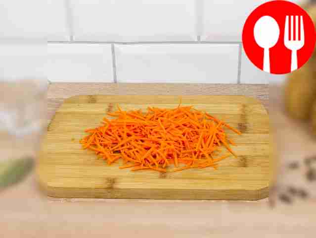 Натрите свеклу и морковь на крупной терке.