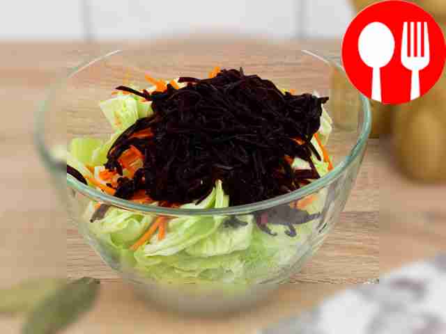 Поместите всё в миску и тщательно перемешайте....