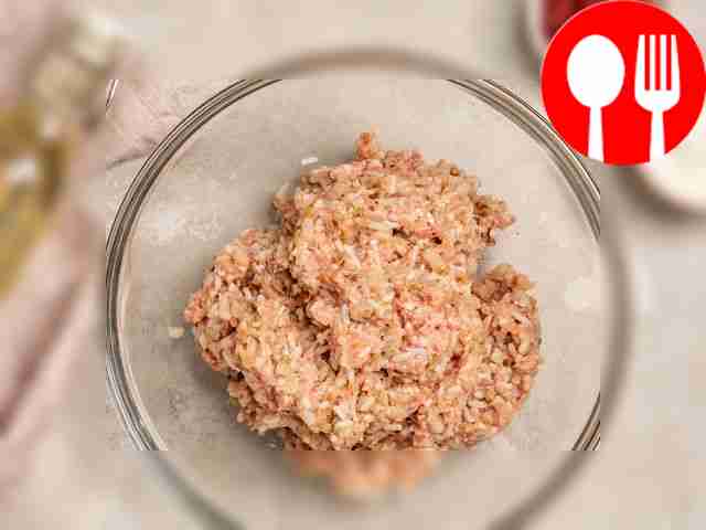 Перебейте мясной фарш через мясорубку вместе с...