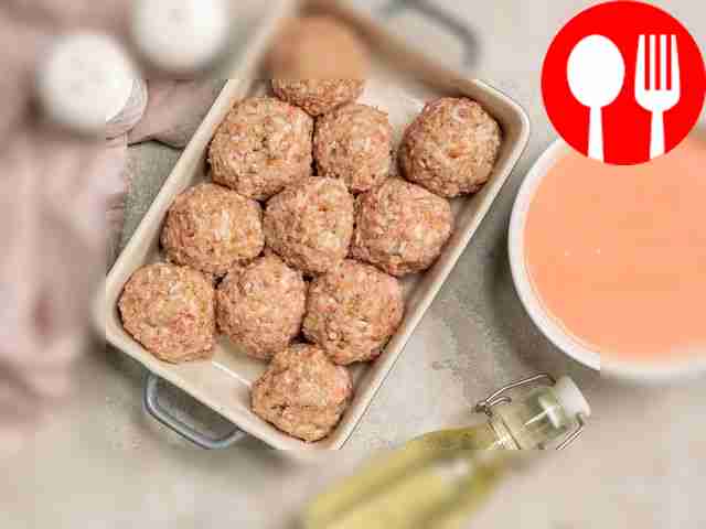 Сформируйте порционные шарики из готового...