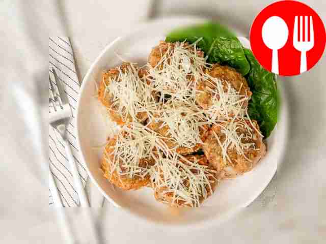 Перед подачей выложите на тарелку листья...