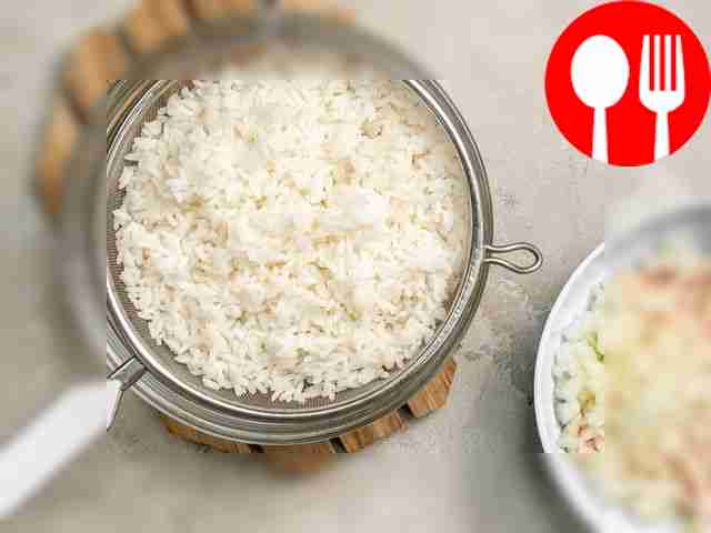 Подготовьте рис: промойте крупу и варите её в...