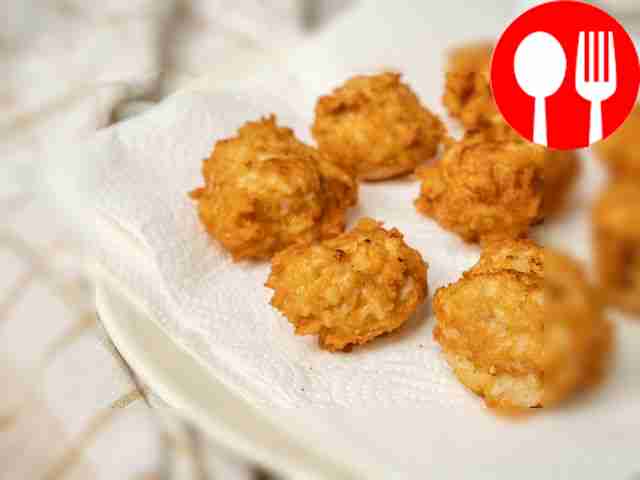 Поместите горячие котлеты на бумажное...