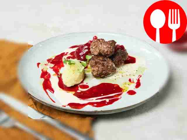 Ежики с брусничным соусом