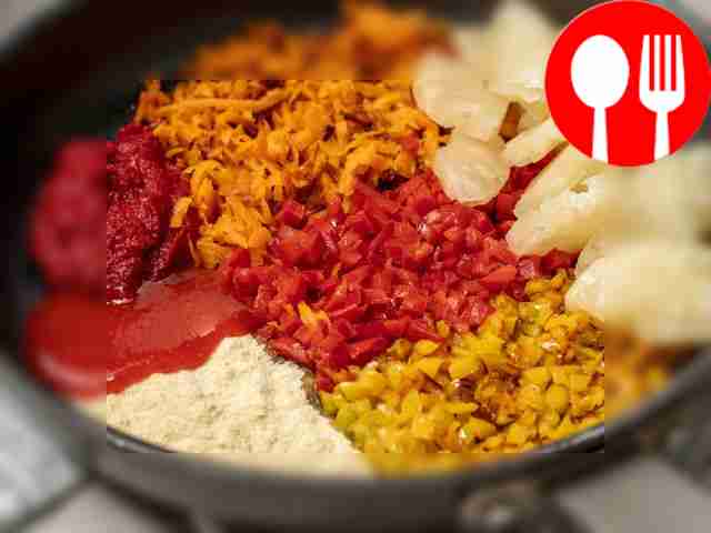 Приготовьте подливу. К овощам добавьте муку,...