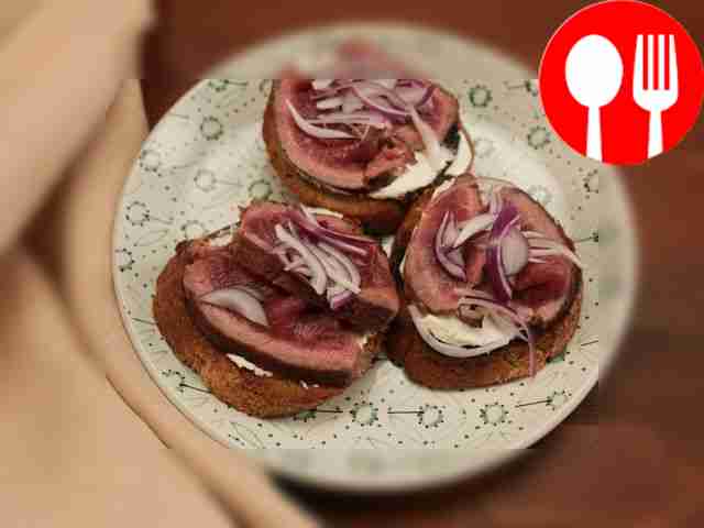 Bruschetta with roast beef