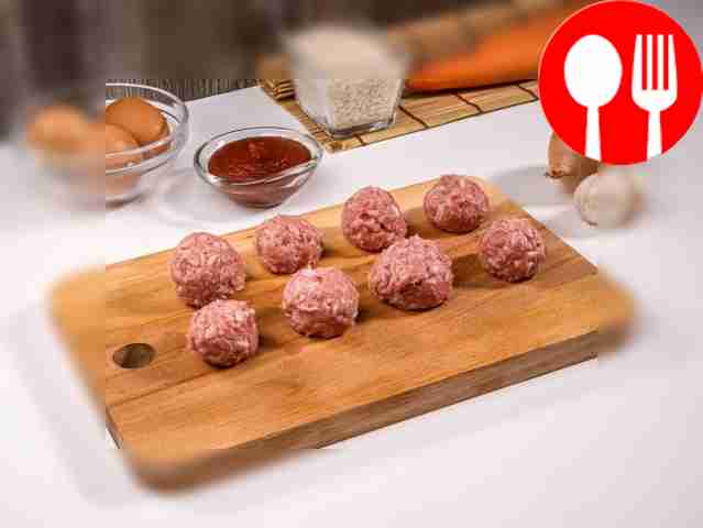 Form the minced meat into small balls.