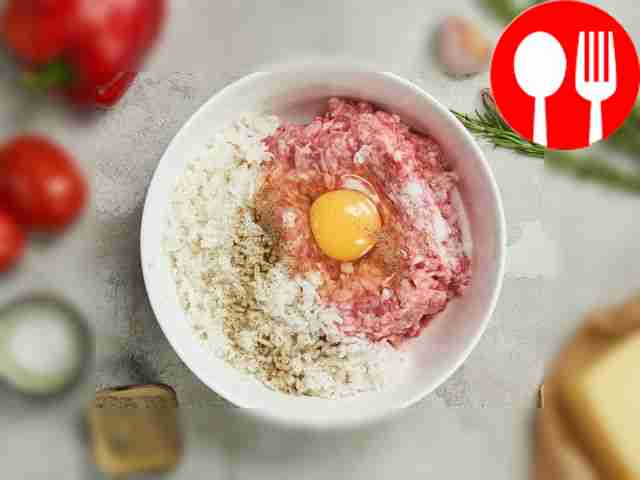 Обработайте мясной фарш. В глубокой миске...