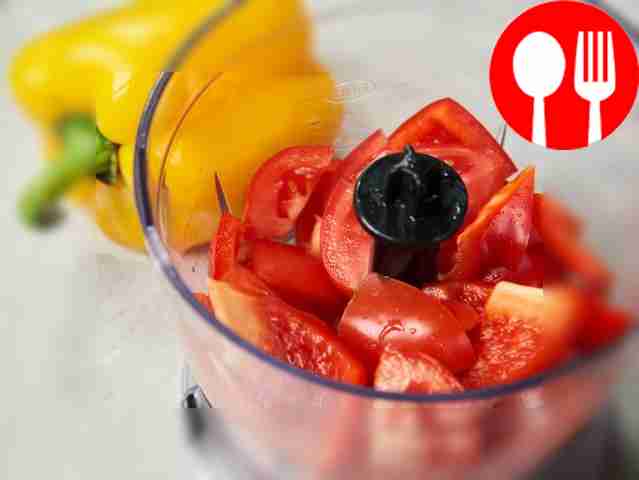 Приготовьте соус. Очищенные помидоры разделите...