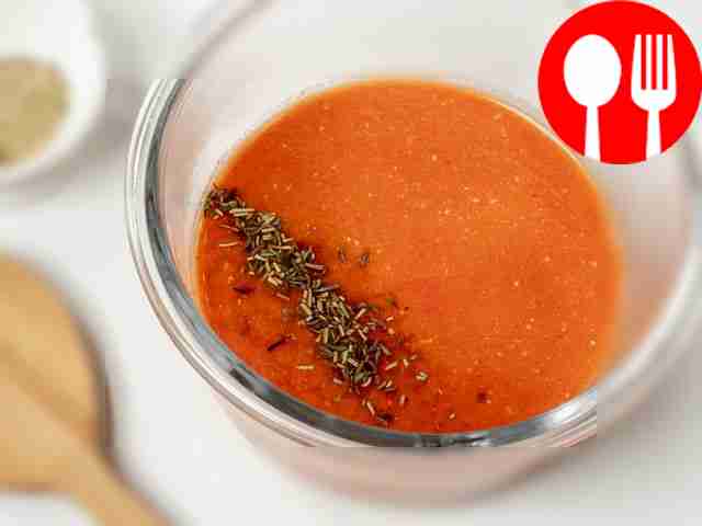 Приготовьте соус: соедините сметану с томатным...