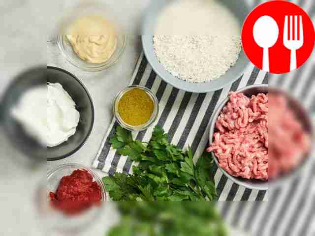 Peel the onion and chop finely. Rinse the rice...