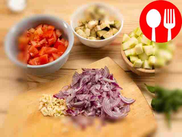 Нарежьте цукини, баклажаны и помидоры средними...