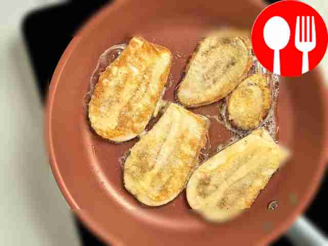 Обжарьте баклажаны. Нарезанные ломтики...