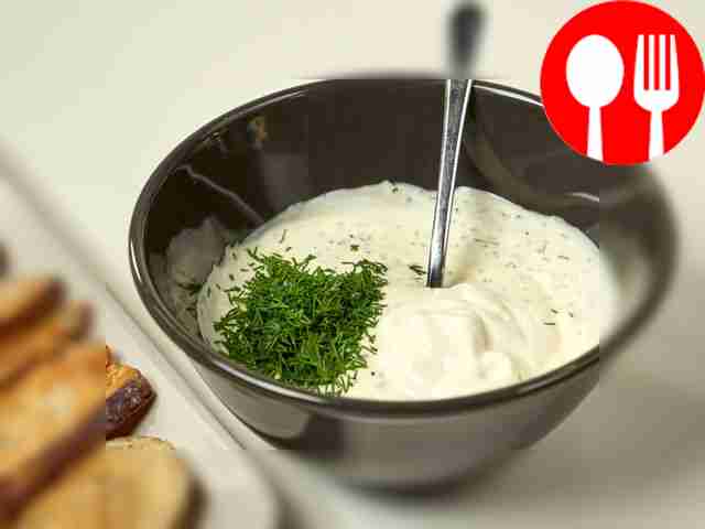 Приготовьте соус: в небольшой миске соедините...