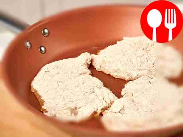 Подготовьте филе к жарке: разогрейте сковороду...