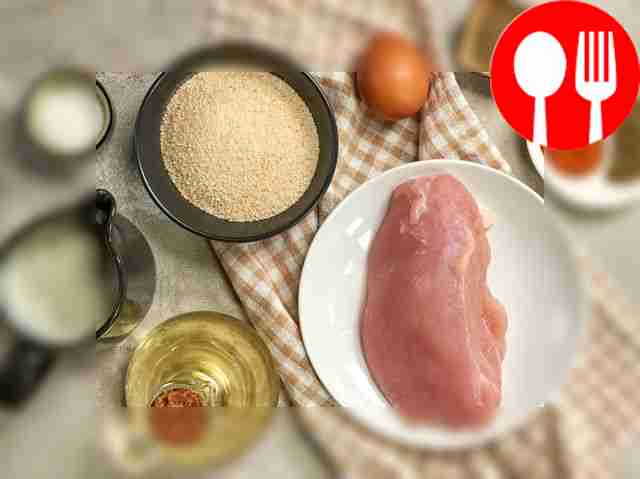 Промойте филе индейки, обсушите его бумажными...