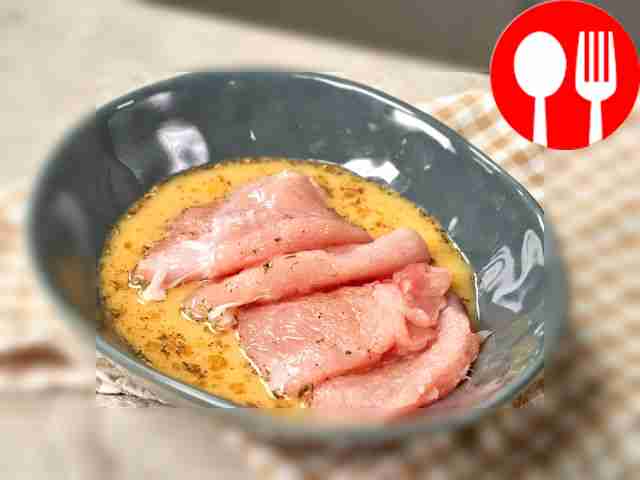 Замаринуйте отбивные. Взбейте яйцо с молоком,...