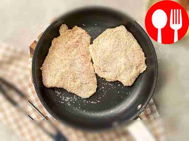 Обжарьте отбивные. Достаньте мясо из маринада,...