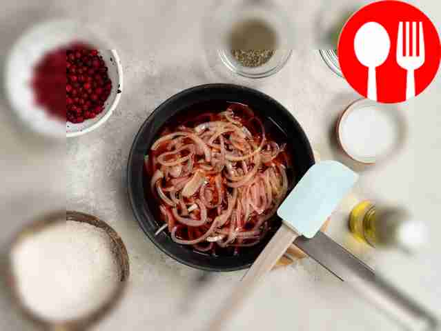 Prepare the onion sauce. Pour half the volume...