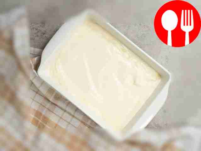 Приготовьте пломбир. Взбейте сливки до...