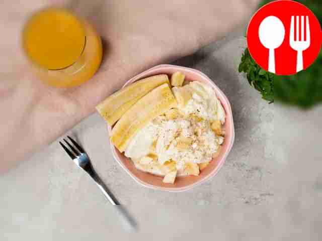 Разложите готовое мороженое по креманкам....