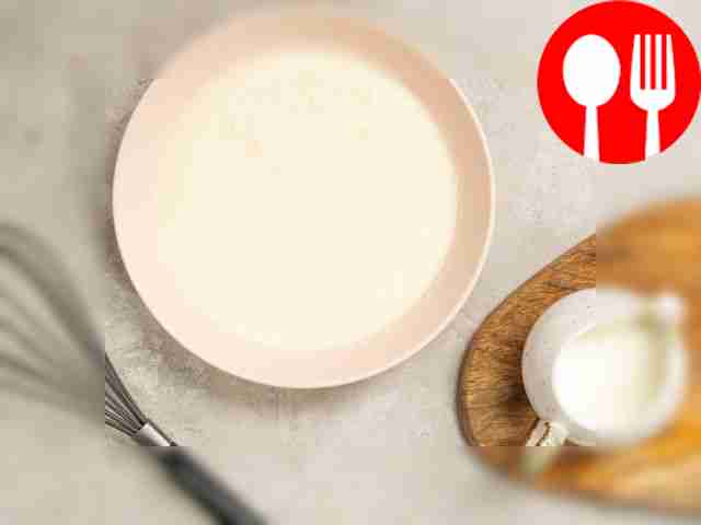 Приготовьте молочную основу: соедините молоко,...