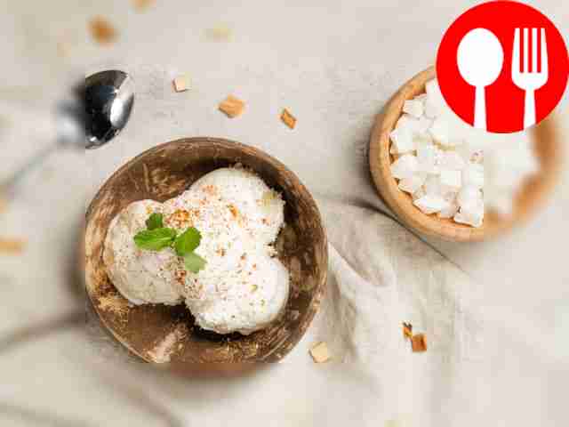 Подавайте пломбир со взбитыми сливками и...