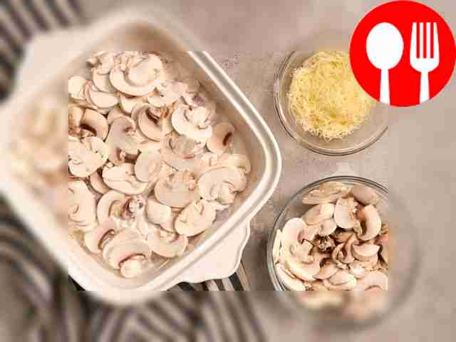 Приготовьте пп-курицу с грибами. В форму для...