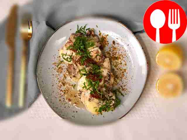 Готовое пп-блюдо из курицы с грибами посыпьте...